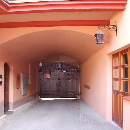 Old Town Quiet And Spacious Studio With Communal Closed Yard